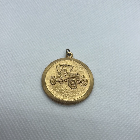 ANTIQUE OLD TIME CAR PENDANT MEDAL GOLD TONE VINTAGE - Picture 6 of 9